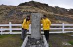 Junto ao túmulo de Sir Ernest Shackleton no cemitério de Grytviken, na Geórgia do Sul
